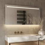 Sidevisning Moderne badeværelse spejl med LED-lys ur og antidug 120x70 cm