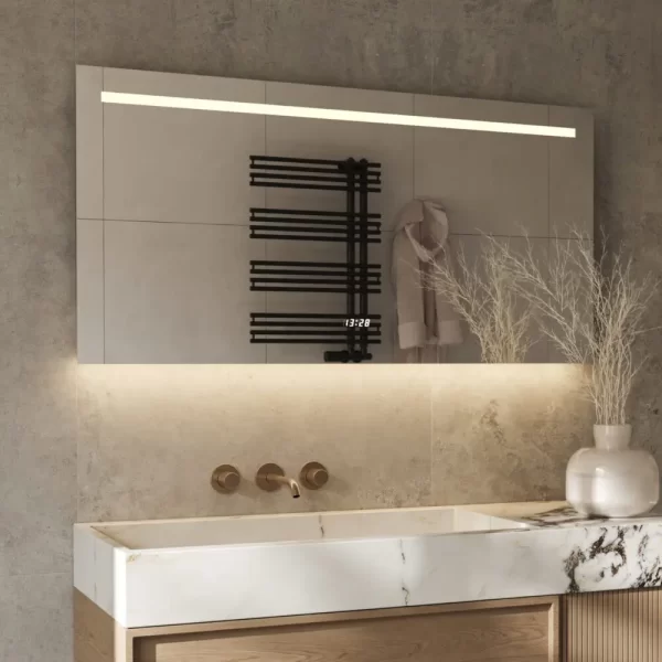 Sidevisning moderne badeværelse spejl med led-lys ur og antidug 120x70 cm