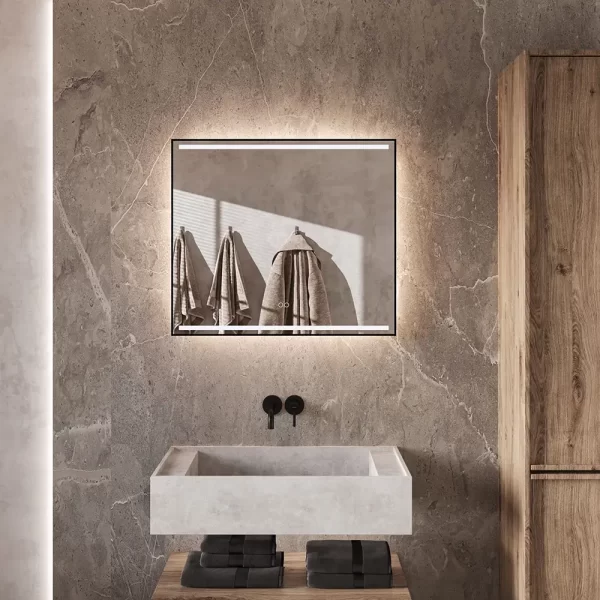Elegant spejl med sort ramme foran og baggrundsbelysning lysstyring og dugfri 80x70 cm er et stilfuldt og elegant badeværelsesspejl