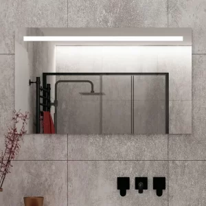 Opgrader dit badeværelse med Spejl med LED lys lysdæmper stikkontakt og dugfri 100x70 cm