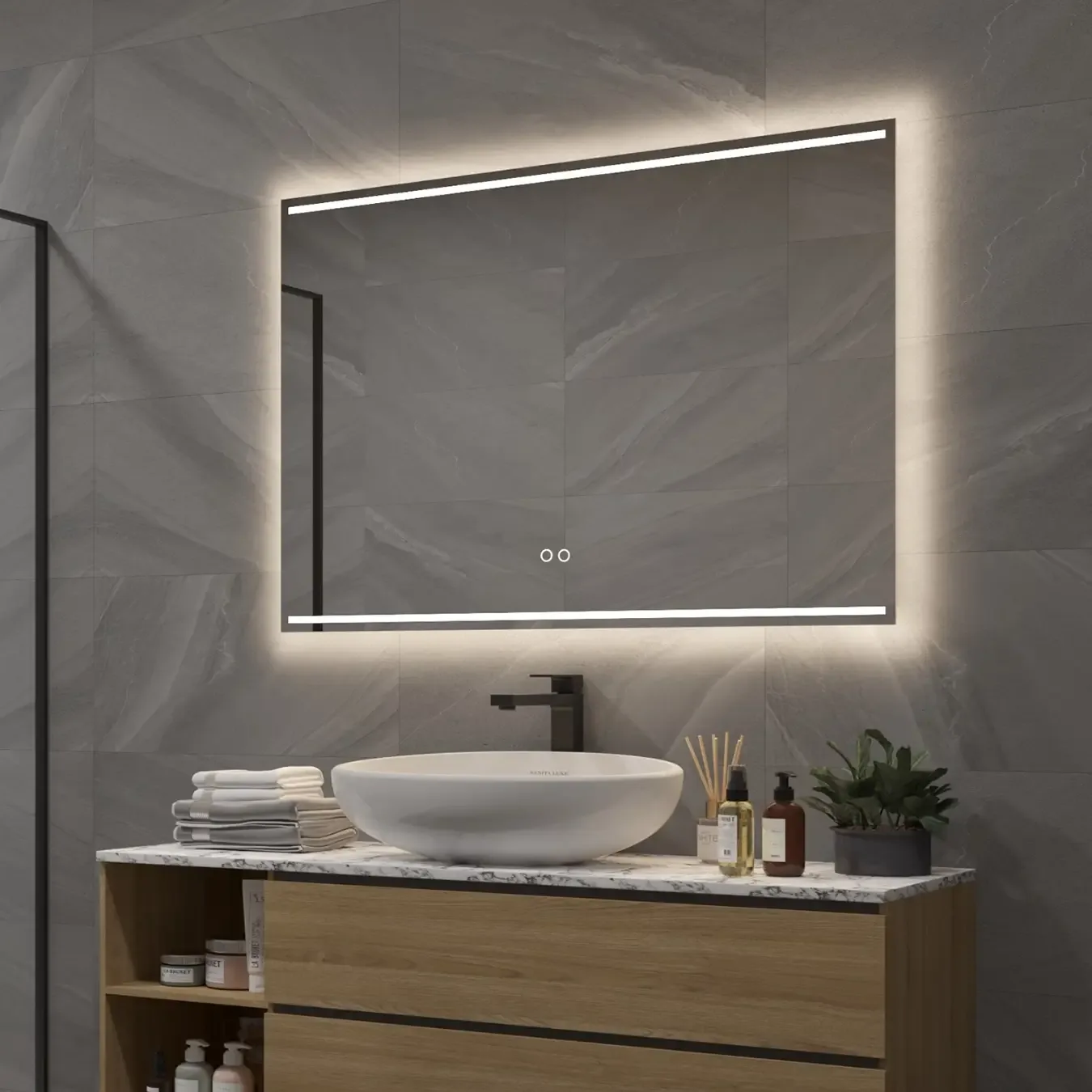 Elegant badeværelsesspejl med vandret LED lys top og bund og antidug 100x70 cm
