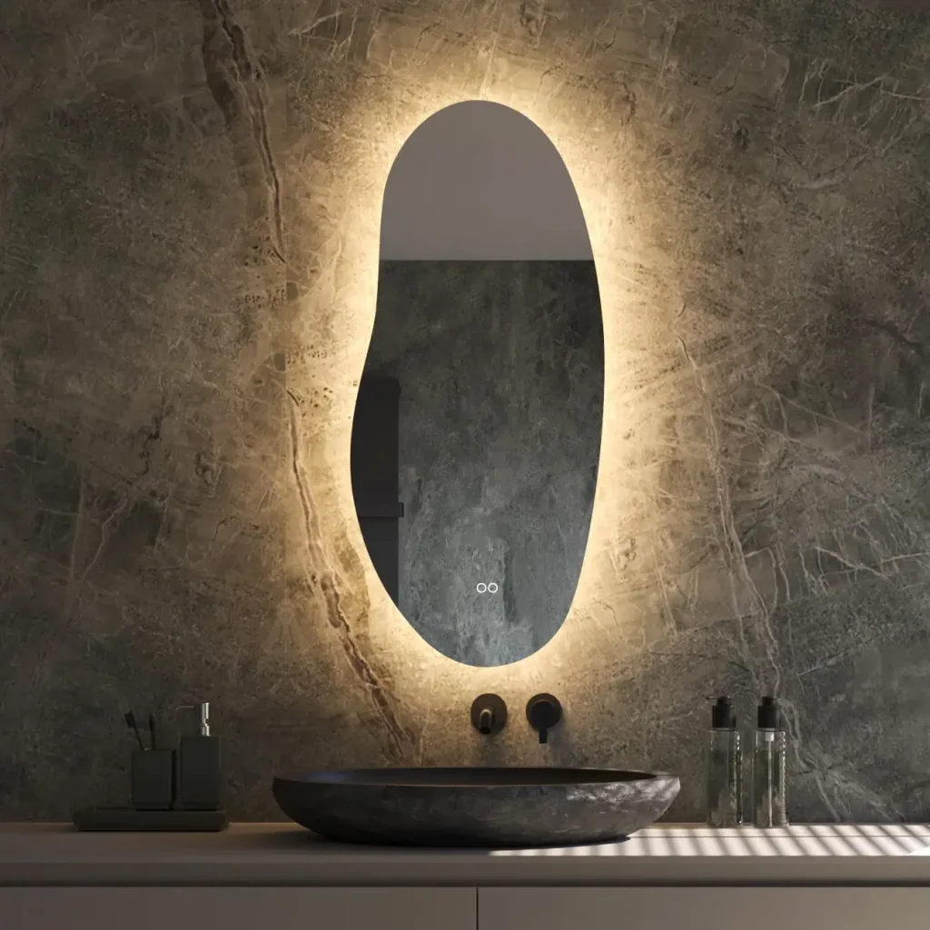 Spejl med organisk form baggrundsbelysning lysstyring og antidug 45x100 cm