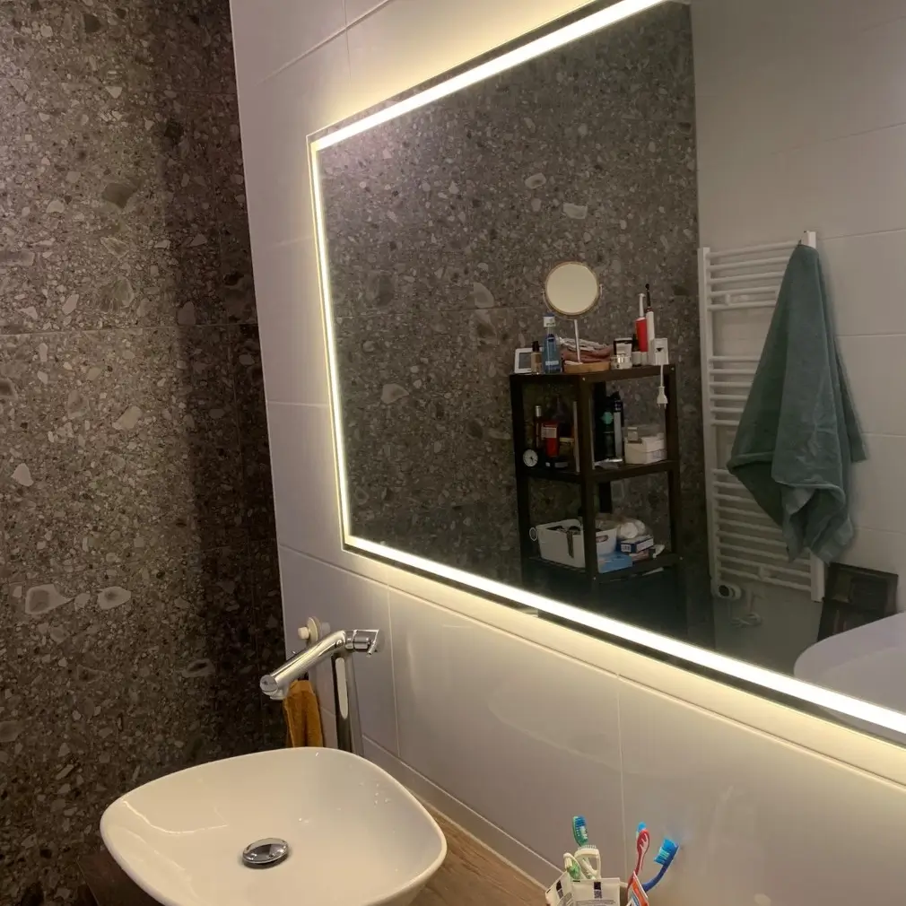 moderne-badevaerelse-spejl-med-varme-belysning-og-beroeringssensor-120x70-cm-07