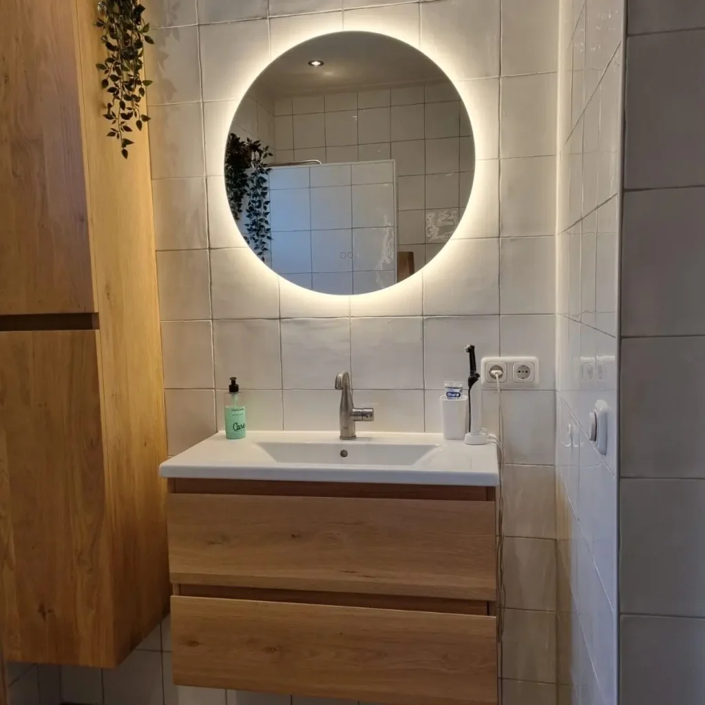 trendy-badevaerelsesspejl-med-baggrundsbelysning-lysstyring-og-antidug-70-cm-08