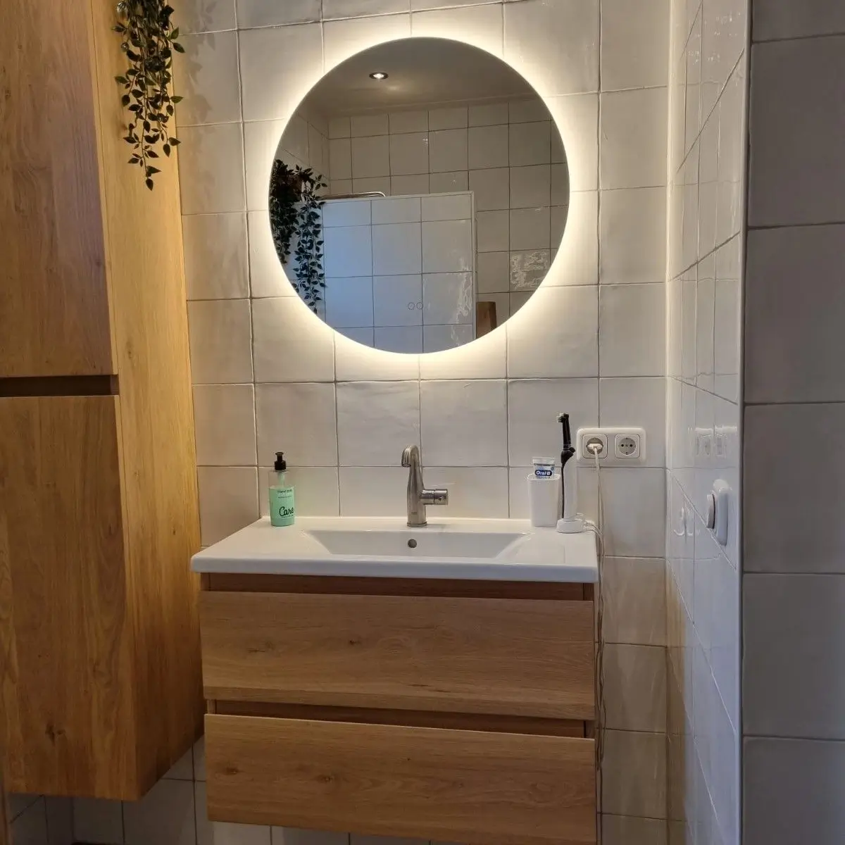 trendy-badevaerelsesspejl-med-baggrundsbelysning-lysstyring-og-antidug-70-cm-08