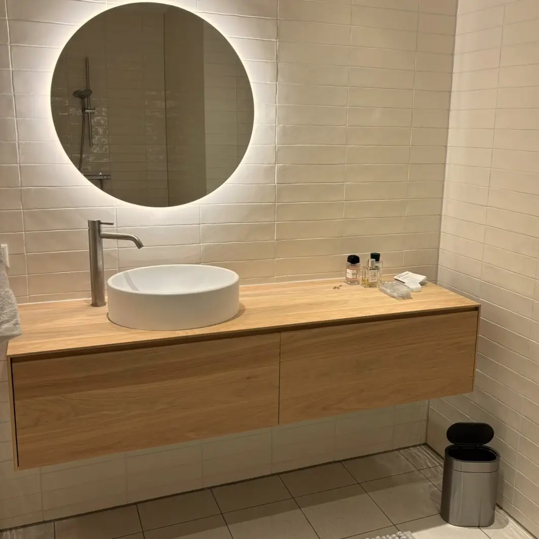 trendy-badevaerelsesspejl-med-baggrundsbelysning-lysstyring-og-antidug-70-cm-09